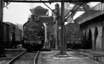 055 193 (55 4192) und 050 977 (50 977) an der Bekohlungsanlage im Bw Gremberg, dort wo heute die Birken wachsen. (01.04.1971) <i>Foto: Burkhard Wollny</i>