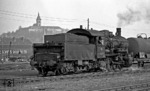 055 848-6 (55 4848) rangiert vor der Kulisse der Benediktinerabtei St. Michael im Bahnhof Siegburg. (01.04.1971) <i>Foto: Burkhard Wollny</i>