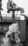 Eigentlich nicht sehr beliebt war das Überlaufenlassen des Wassers im Tender, brachte es doch die Wasserdosierung durcheinander. Für den Fotografen wurde schon mal eine Ausnahme gemacht, wie hier bei 055 193 im Bw Gremberg. (01.04.1971) <i>Foto: Burkhard Wollny</i>