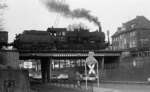 055 848 (55 848) mit einem Übergabezug auf der Eisenbahnüberführung an der Bonnerstraße in Siegburg. (01.04.1971) <i>Foto: Burkhard Wollny</i>