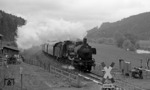 Fast wie eine Nebenbahn wirkt die Gäubahn zwischen Sulz und Altoberndorf. 038 313-3 (38 2313) passiert mit P 3922 eine Anrufschranke nahe des Kreuzungsbahnhofs Grünholz. (24.04.1971) <i>Foto: Burkhard Wollny</i>