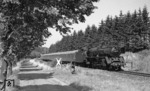 001 008 war die dienstälteste DB-01 (Baujahr 1925) und war bis zum Dampfende in Hof im Mai 1973 unterwegs, hier vor D 854 bei Falls. (12.08.1972) <i>Foto: Burkhard Wollny</i>