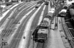 Blick von der Innbrucker Straße auf die zum Brenner ausfahrende ÖBB 1020.32 (ex E 94 079). Die usprünglich für die RBD Breslau vorgesehene E 94 079 wurde Anfang Februar 1943 vom Bw Innsbruck abgenommen und verblieb auch nach dem Zweiten Weltkrieg dort. (08.05.1964) <i>Foto: Slg. Eisenbahnstiftung</i>