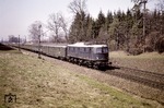 E 18 02 vor D 64 bei Großkarolinenfeld (nahe Rosenheim). Leider hatte der Zahn der Zeit das Originalfarbnegativ schon stark angegriffen. (22.04.1965) <i>Foto: Slg. Eisenbahnstiftung</i>