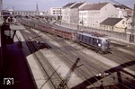 E 18 03 verlässt vor D 357 den Bahnhof Wien-West. Die Lok wird den Zug bis München befördern. (04.03.1965) <i>Foto: Slg. Eisenbahnstiftung</i>