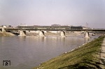 E 18 17 überquert vor F 153 die Salzachbrücke in Salzburg. (05.03.1965) <i>Foto: Slg. Eisenbahnstiftung</i>