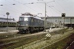 E 18 18 vor einem Schnellzug in München Hbf. (05.1964) <i>Foto: Slg. Eisenbahnstiftung</i>