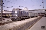 E 19 01 vor E 555 nach Nürnberg in München Hbf. Auch dieses Bild gehört zu dem Versuch, ein völlig zerstörtes Farbnegativ wieder zu rekonstruieren, daher bitten wir bei der Farbqualität um Nachsicht.  (07.09.1965) <i>Foto: Slg. Eisenbahnstiftung</i>