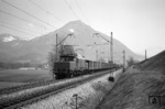 E 94 072 bei Fischbach/Inn mit einem interessanten Güterzug aus italienischen Spitzdachwagen an der Zugspitze, die zwischen 1937 und 1946 in einer Stückzahl von ca. 17.000 Exemplaren gebaut wurden. (06.04.1965) <i>Foto: Slg. Eisenbahnstiftung</i>