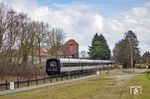 DSB 5077 als umgeleiteter IC 385 nach Hamburg in Klein Kummerfeld auf der Bahnstrecke Neumünster – Bad Oldesloe. Auf dem ehemaligen Bahnhofsgelände ist ein kleines Eisenbahnmuseum enstanden.  (18.03.2023) <i>Foto: Thorsten Eichhorn</i>