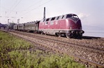V 200 061 verlässt mit einem Eilzug nach Kempten den Bahnhof Lindau am Bodensee. (05.1964) <i>Foto: Slg. Eisenbahnstiftung</i>