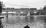 Eine Radolfzeller 50er überquert mit dem morgendlichen Ng 19148 (6.58 Uhr ab Koblenz/Schweiz - Waldshut an 7.06 Uhr) den Rhein. Die Rheinbrücke von 1859 war die erste Eisenbahnbrücke zwischen dem Großherzogtum Baden und der Schweiz und ist heute eine der letzten vollständig erhaltenen Gitterträgerbrücken im Originalzustand. Der Rhein bildet hier auch die Grenze zwischen der Schweiz und Deutschland. (10.05.1971) <i>Foto: Karl Wyrsch, Slg. D. Ammann</i>