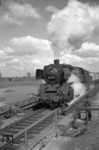 50 1450 (Bw Dortmund Vbf) mit einem Koks-Kübelwagenzug bei Duisburg-Kaiserberg.  (04.1961) <i>Foto: Willi Marotz</i>