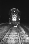 Nächtliche Stimmungsaufnahme im Bw Osnabrück mit der Franco-Crosti-Lok 50 4013 vom Bw Kirchwehye. (1961) <i>Foto: Quebe</i>
