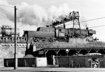 Die im Juli 1943 in Dienst gestellte 50 3073 vom Bw Hannover Hgbf mit einem Güterzug in Hannover-Linden. (28.10.1960) <i>Foto: Gerhard Greß</i>