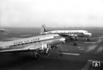 Der Komfortstandart vieler Schnellzüge aus den 1950/60er Jahren ließ sich durchaus mit den der damaligen Flugzeuge messen, daher hier der direkte Vergleich mit den Flugzeugen aus dieser Generation im Frankfurter Flughafen. (1958) <i>Foto: Heinz Hangarter</i>