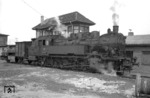 93 1027 mit einem "Fäkalienwagen" in ihrer Heimatdienststelle Bw Osnabrück Hbf. Der Wagen wurde dazu genutzt wurde, die Klärgruben an den Bahngebäuden in und um Osnabrück zu entleeren, die noch nicht an das öffentliche Kanalnetz angeschlossen waren. (11.1957) <i>Foto: Quebe</i>