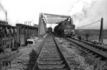 38 1548 (Bw Osnabrück) mit einer weiteren Lok der Baureihe 50 während der Brückenbelastungsprobe der "Prinzenbrücke" über den Dortmund-Ems-Kanal bei Münster-Hiltrup. (1955) <i>Foto: Quebe</i>