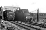 38 1548 (Bw Osnabrück) und 38 3281 (Bw Münster) bei der Belastungsprobe der neuen "Prinzenbrücke" über den Dortmund-Ems-Kanal bei Münster-Hiltrup. (1955) <i>Foto: Quebe</i>