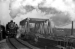 50 498 (Bw Osnabrück Hbf) passiert mit einem Güterzug letztmalig die Behelfsbrücke über den Dortmund-Ems-Kanal bei Münster-Hiltrup an der Strecke Münster - Hamm. Rechts die neue Brücke. (1955) <i>Foto: Quebe</i>