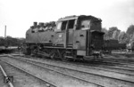 Zehn Maschinen der Baureihe 81 wurden im Rahmen des Einheitsdampflokomotive-Programmes im Jahr 1928 für den Rangierdienst beschafft. Für den Fotografen wurde die bereits abgestellte 81 003 nochmals in Gronau in Position gezogen. (1958) <i>Foto: Quebe</i>