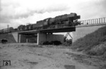50 498 vom Bw Osnabrück Hbf überquert die neue Autobahnbrücke über die BAB A 1 bei Bremen-Hemelingen. (15.06.1959) <i>Foto: Quebe</i>