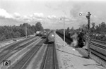 Blick in den Übergabebahnhof der Erdöl-Raffinerie Emsland in (Lingen-) Holthausen. Im Bahnhof wartet 93 897 vom Bw Rheine auf Ausfahrt. (1960) <i>Foto: Quebe</i>