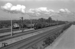 93 897 vom Bw Rheine mit einem Kesselwagenzug im Bahnhof Holthausen/Ems. Im Hintergrund rangiert eine Werklok der Erdöl-Raffinerie Emsland. Die Gleise im Vordergrund gehören zur Emslandstrecke Rheine - Emden.  (1960) <i>Foto: Quebe</i>