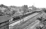 44 1682 (Bw Kassel) fährt mit einem Güterzug durch den Bahnhof Eichenberg.  (08.1958) <i>Foto: Winfried Gronwald</i>