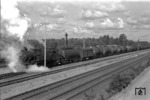 93 897 verlässt mit einem Kesselwagenzug aus der Erdöl-Raffinerie Emsland den Bahnhof Holthausen/Ems in Richtung Rheine. (1960) <i>Foto: Quebe</i>