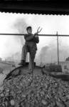 Auf die Gefahren mit dem falschen Umgang des Schürhakens während der Fahrt sollte dieses Foto aufmerksam machen, dass als Vorlage für ein Unfallverhütungsplakat der DB diente. (1958) <i>Foto: Quebe</i>