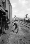 Pflegearbeiten an einer preußischen P 8 (Baureihe 38.10) im Bw Münster. (1959) <i>Foto: Quebe</i>