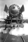 Frontansicht der 23 096 mit den Haftpflichtgewährleistungsanschriften. (22.07.1959) <i>Foto: Quebe</i>