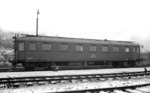 Brückenprüfwagen "Münster 6300" der BD Münster. Die angebrachte Flagge weist darauf hin, dass der Wagen mit Personen besetzt ist. Bei dem Wagen handelt es sich vormals um einen AB4ü-Sa16, einen 1916 in Sachsen gebauten 1./2. Klasse-Reisezugwagen. (01.1958) <i>Foto: Quebe</i>