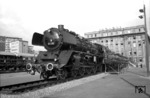 03 252 auf der Fahrzeugausstellung "125 Jahre Deutsche Eisenbahnen" vor dem Kölner Direktionsgebäude. (05.10.1960) <i>Foto: Fischer</i>
