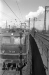 Die fortschreitende Elektrifizierung erforderte auch die Schulung der Mitarbeiter mit dem Umgang der 15.000 Volt Fahrleitungen. Der Direktionsfotograf dokumentierte die Übung mit E 10 206 und einem Mitarbeiter der Fahrleitungsmeisterei am Bw Köln Bbf. (03.1960) <i>Foto: Fischer</i>