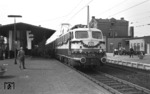 Eröffnungszug zur Aufnahme des elektrischen Betriebes zwischen Opladen und Gruiten (b. Wuppertal) im Bahnhof Opladen. Zuglok ist E 10 1312, das Beste, was die damalige DB zu bieten hatte. (02.03.1964) <i>Foto: Fischer</i>