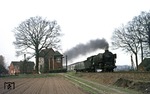 012 075 (01 1075) passiert mit D 734 (Norddeich Mole - Rheine - Köln) die Blockstelle Deves nördlich von Rheine, an der Landesgrenze zwischen Nordrhein-Westfalen und Niedersachsen.  (29.03.1974) <i>Foto: Wolfgang Bügel</i>