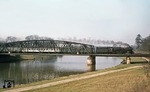 012 080 (01 1080) überquert vor D 735 die Emsbrücke bei Hanekenfähr auf dem Weg nach Norddeich. (30.03.1974) <i>Foto: Wolfgang Bügel</i>