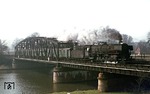 Wiederum die nicht gerade in einem werbetauglichen Pflegezustand befindliche 012 100 (01 1100) vor D 735 auf der Emsbrücke bei Hanekenfähr. (01.04.1974) <i>Foto: Wolfgang Bügel</i>