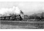 Ein Personenzug mit einer wüttembergischen Lok der Klasse AD zur Länderbahnzeit unweit von Esslingen. (1906) <i>Foto: Wilhelm Mayer</i>