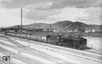 01 069 (Bw Offenburg) mit FFD 102 "Rheingold" vor der Stadtkulisse von Freiburg im Breisgau. Am Zugschluss ist keiner der regulären Rheingold-Gepäckwagen (SdrPw4ük) eingestellt, sondern ein Länderbahn-Gepäckwagen mit Zugführer-Kanzel in Wagenmitte, evtl. handelt es sich um einen für den Zug hergerichteten badischen oder preußischen Gepäckwagen. (22.06.1934) <i>Foto: RVM-Filmstelle Berlin</i>