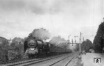 01 194 (Bw Köln-Deutzerfeld) hat vor FFD 102 "Rheingold" soeben den Bonner Hauptbahnhof verlassen. Am Zugschluss (hinter dem Gepäckwagen) läuft ein deutlich hellerer Wagen, der möglicherweise kein Rheingoldwagen ist, denn der Anstrich des Daches scheint im oberen Bereich dunkler zu sein, wie es z.B. bei verschiedenen    Bei- bzw. Steuerwagen für Verbrennungstriebwagen der Fall war. Möglicherweise handelt es sich auch nur um eine Überführungsfahrt eines Wagens nach einer Hauptuntersuchung. (04.08.1938) <i>Foto: RVM-Filmstelle Berlin</i>