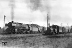 01 019 + 38 3830 begegnen vor E 534 im Bahnhof Bühl/Baden der Lok Nr. 1 der Deutschen Eisenbahn-Betriebsgesellschaft (DEBG) mit ihrem Züglein nach Oberbühlertal. Als Besonderheiten bei diesem Bild fallen auf, dass 38 3830 vom Bw Mannheim die seltene Kombination von Wannentender und Wagnerblechen besitzt und im Zug der DEBG der Ausstellungswagen des MEC Wuppertal eingestellt ist. (27.05.1954) <i>Foto: Carl Bellingrodt</i>