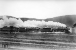 01 1068 (Bw Hagen-Eckesey) und die mit einem Kurztender der Bauart 2'2'T30 gekuppelte 03 101 (Bw Hannover-Ost) verlassen vor E 524 den Hagener Hauptbahnhof.  (17.11.1949) <i>Foto: Carl Bellingrodt</i>