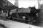 01 194 vom Bw Hamm-P während eines Wasseraufenthalts in Köln Hbf. Die Lok ist anlässlich des Maifeiertags geschmückt. (01.05.1950) <i>Foto: Carl Bellingrodt</i>