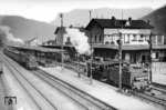 Während der Heizer der 38 3712 (Bw Bingerbrück) die Qualität seiner Kohle auf dem Tender begutachtet, wartet die Bingerbrücker 38 3367 mit einem Personenzug auf Ausfahrt ins Nahetal. (1928) <i>Foto: DLA Darmstadt (Bellingrodt)</i>