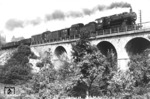 56 2461 vom Bw Oberlahnstein überquert ein Viadukt bei Erbach (Rheingau) - nahe Eltville - auf der Fahrt nach Mainz-Bischofsheim. (17.05.1937) <i>Foto: RVM-Filmstelle Berlin</i>