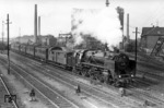 62 002 verlässt mit der Leergarnitur des P 1527 nach Remscheid-Lennep den Kölner Betriebsbahnhof. (19.10.1930) <i>Foto: DLA Darmstadt</i>