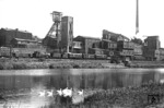 74 476 passiert mit P 1066 die Zeche "Vereinigter Dahlhauser Tiefbau" in Bochum. Die Zeche entstand durch die Konsolidation der Bergwerke Zeche Besserglück, Glücksonne und Dahlhausen. Die Entenfamile auf der Ruhr zeigt sich unbeeindruckt von Industrie und Fotografen.  (05.08.1935) <i>Foto: RVM-Filmstelle Berlin</i>